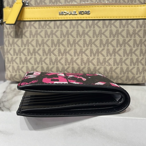 MICHAEL KORS MENS Cooper Graphic Logo Billfold Wallet 
Style# 36F2LCOF1V
CHILI - Picture 12 of 16